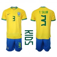 Otroški Nogometni dresi Brazilija Thiago Silva #3 Domači SP 2022 Kratek Rokav (+ Kratke hlače)